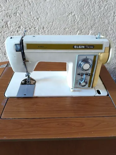 Máquina de costura Elgim