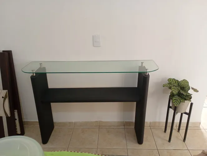 Aparador com tampo de vidro