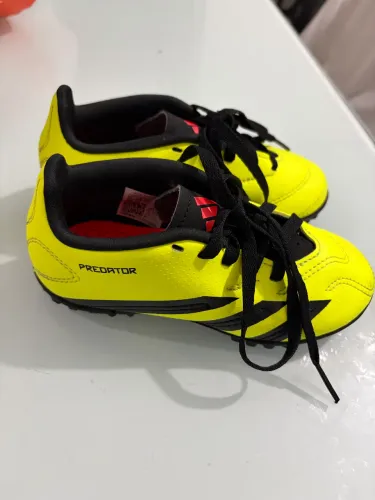 Chuteira Adidas infantil - N* 26