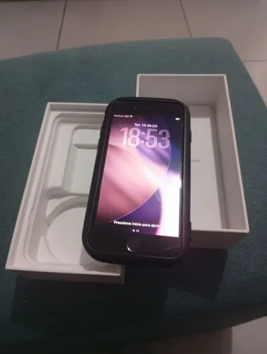 iPhone SE 2020, muito novo, única dona, com caixa, capinha, cabo USB, tudo muito novo.
