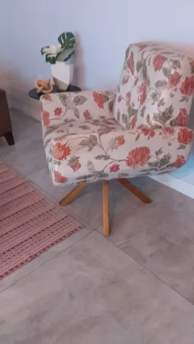 Linda poltrona giratória para sala confortável. Baixou o preço.