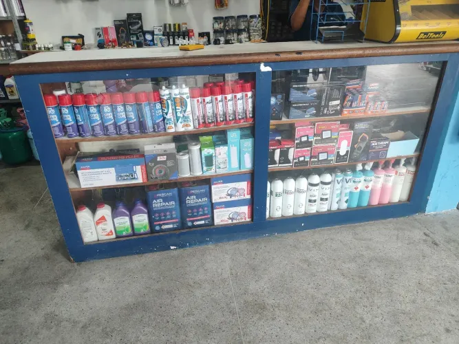 Balcão vitrine de loja em MDF e vidro
