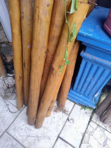 Vendo peças de madeira de eucalipto tratado, lixado e pintado pra cercas, muros e canteiro