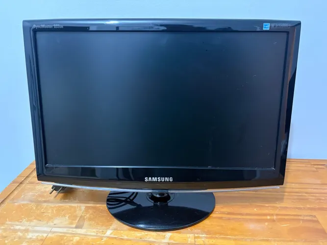 Computador Lenovo com monitor para escritório