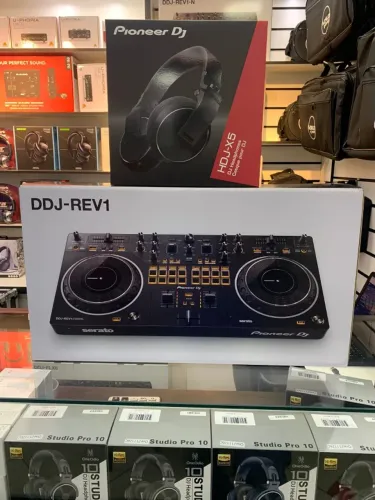 Combo Controladora Pioneer DJ DDJ-REV1 + Fone de Ouvido Pioneer DJ HDJ-X5