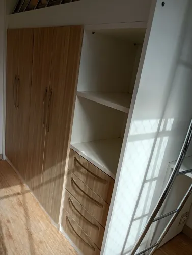 Vendo guarda roupa com cama no alto solteiro