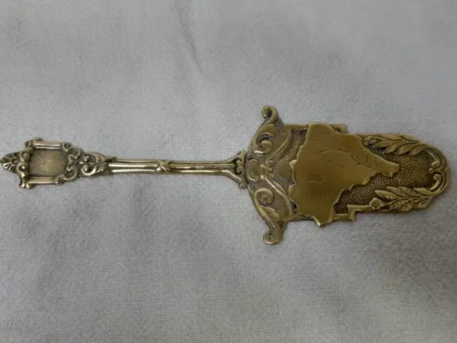 Servidor de bolo antigo em bronze - peça decorativa rara