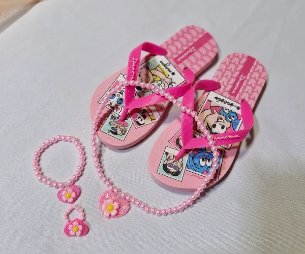 Lindo kit para presente.chinelinho Ipanema com kit princesa colar pulseira  anel infantil