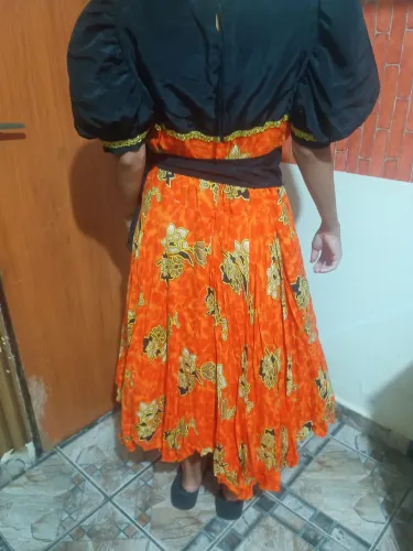 Vende se um vestido de quadrilha junino, juvenil veste tamanho M,16 anos