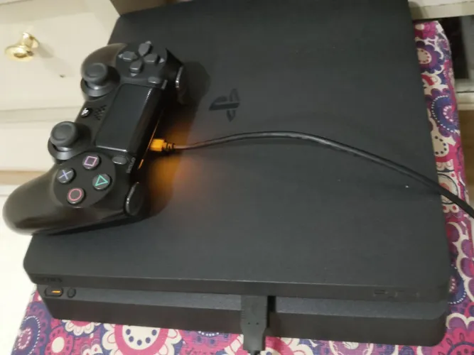 Vendo PS4 Semi Novo 1TB +controle ,console travado só jogos originais.