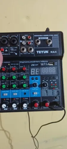 Vendo essa mesa de som por r$ 200 ela pega bluetooth e pen drive Em ótima conservação