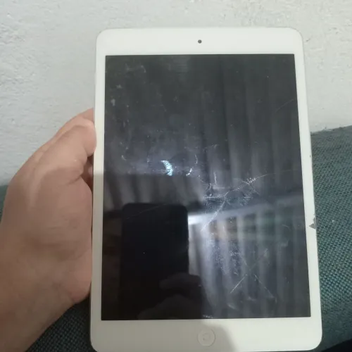 Vendo ipad A1432 para retirada de peças, aparelho liga mas esta com defeito