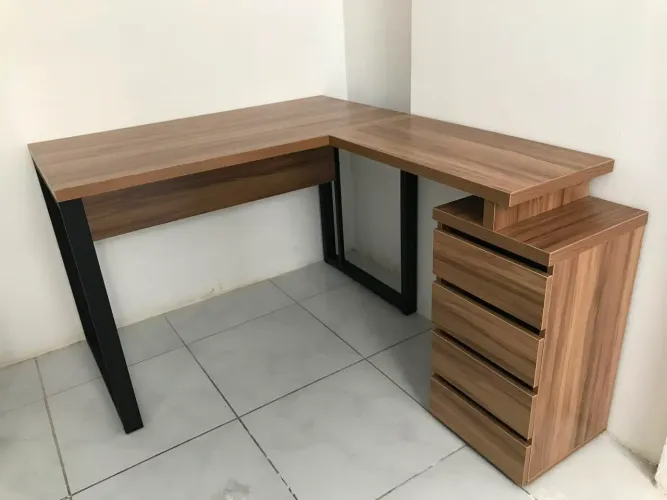 Mesa em L com apoio + gaveteiro