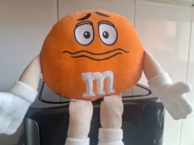 Pelúcia Crispy Laranja M & M's