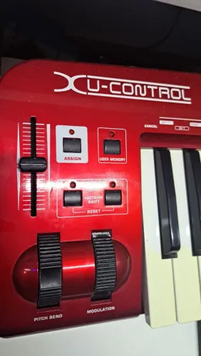 Controlador Midi Behringer UMX 61