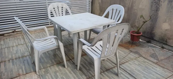 Conjunto Cadeiras + Mesa (Desmontável) de Plástico
