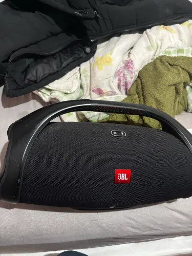 JBL BOOMBOX! COM MARCAS DE USO