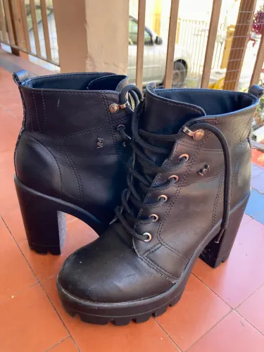 Bota coturno de salto alto
