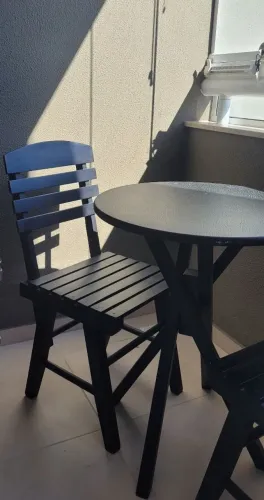 Mesa e cadeira vantagem para sacada