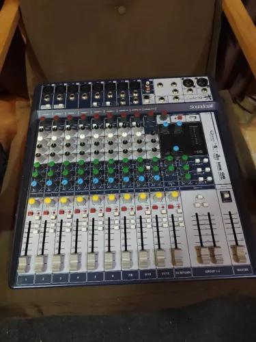 Mesa de som soundcraft signature 12