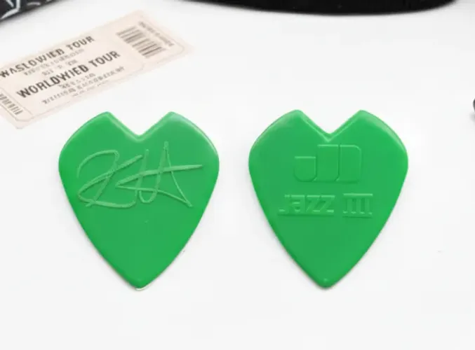 palheta de guitarra metallica kirk hammett - magnetic tour