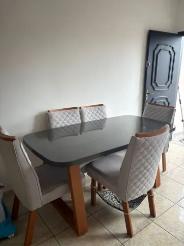 Mesa com 6 cadeiras