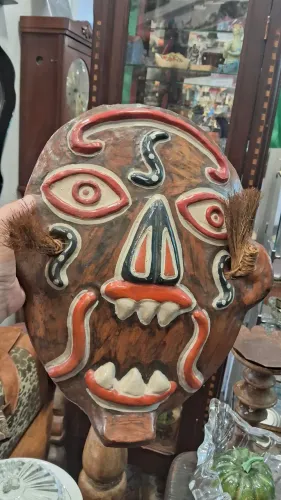Antiga máscara tribal decorativa de cerâmica, referida como carranca medidas 39x34