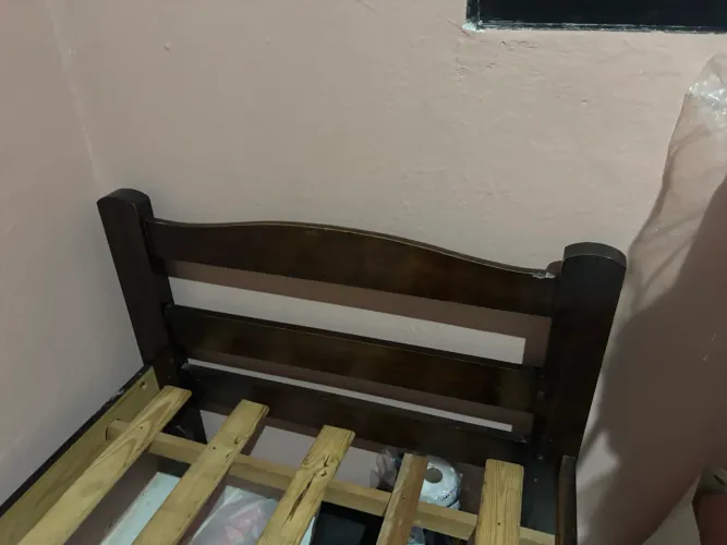 Cama solteiro em madeira