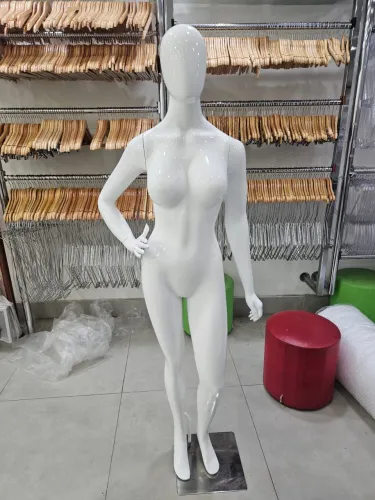 Manequim feminino duas poses