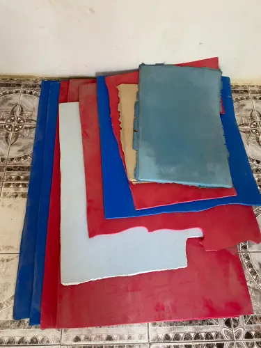 Máquina de fazer chinelo já com os materiais