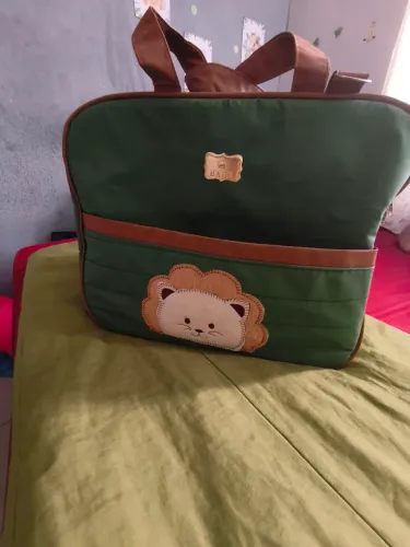 Vendo bolsa maternidade safari verde  completa pouco tempo usada em bom estado.