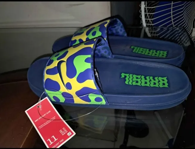Chinelo slide com etiqueta nike
