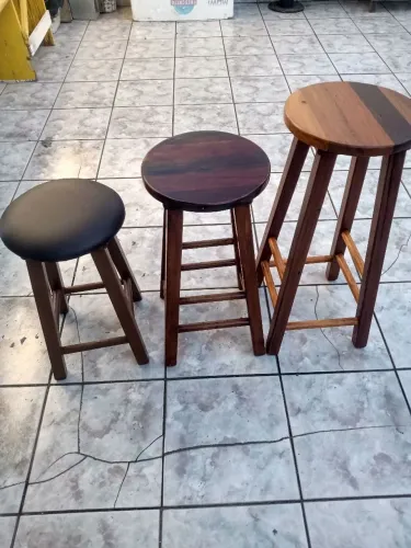 Banquetas de madeira de lei