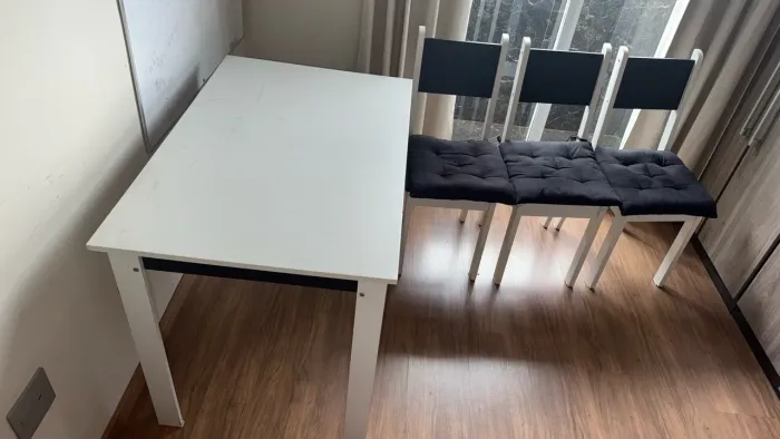 Mesa com 4 cadeiras