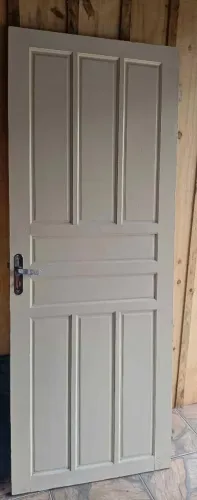 Vende porta de madeira