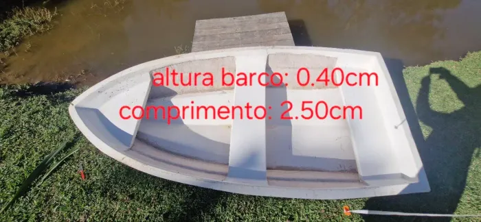 Barco pequeno branco e azul 2.50 comprimento.