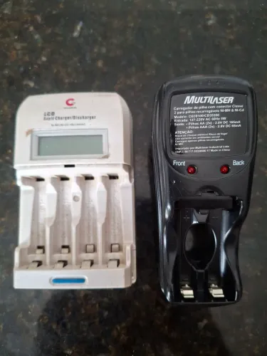 Dois carregadores de pilhas 