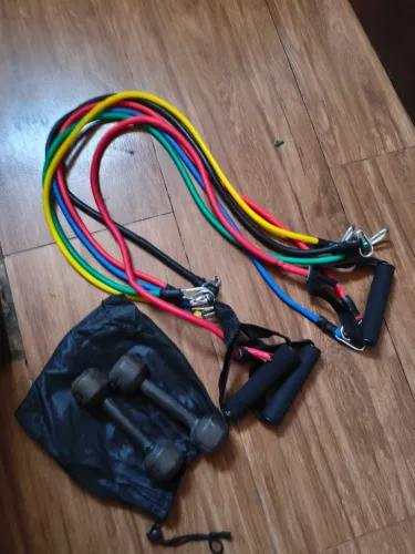 Kit de treinos em casa (um para de 1 kg, jogo de elásticos, bola de Pilates e fita de TRX)