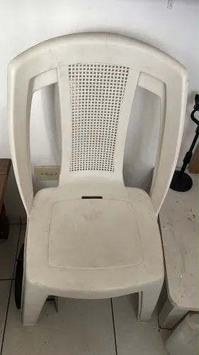 Cadeira branca de plástico