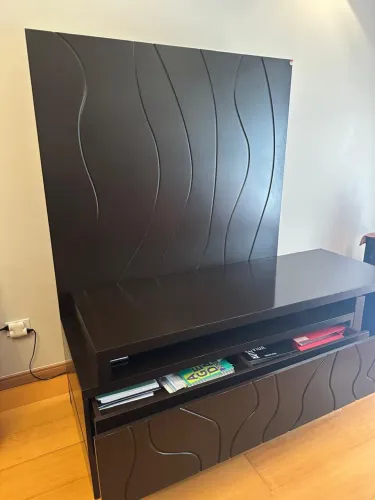 Estante de TV. Com gavetas e painel