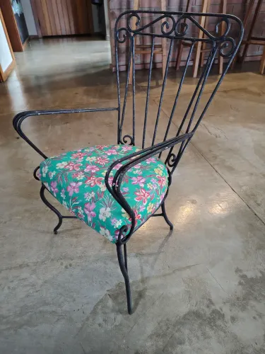 Cadeira antiga para crianças em ferro, linda!