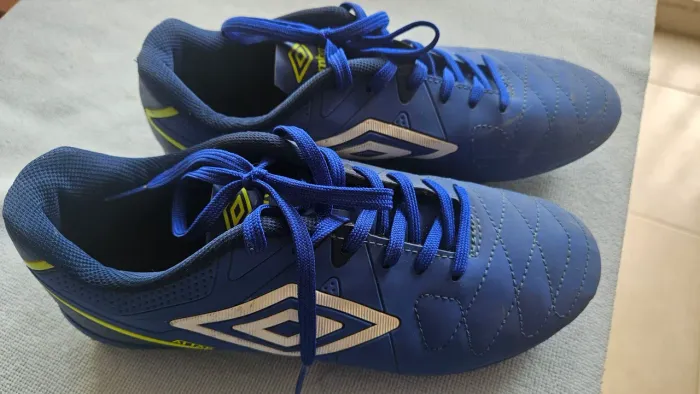 Chuteira de Campo Umbro (Azul) - Excelente Estado