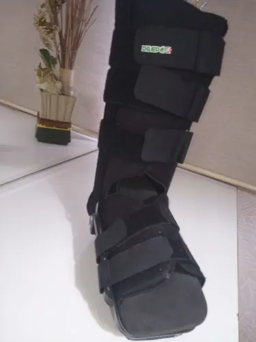 Bota imobilizadora bilateral tamanho G usada por uma semana.