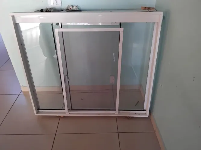 Vendo uma janela 4 folhas com os vidros