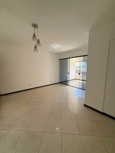 Locação | Caminho das Árvores | 72 m² | 2/4 | 1 Suíte | Wc social | 2 vagas de garagem
