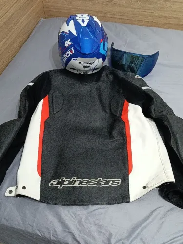 Jaqueta e capacete (original)