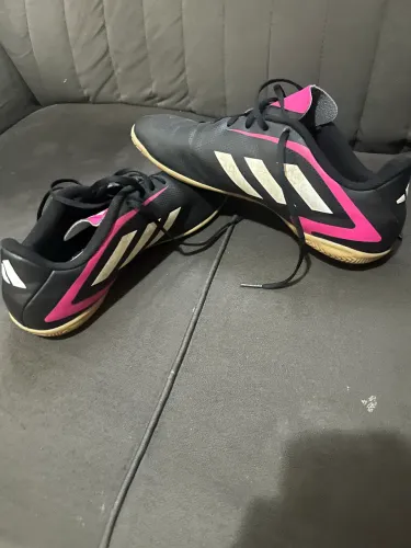 Chuteira adidas futsal rosa e preto