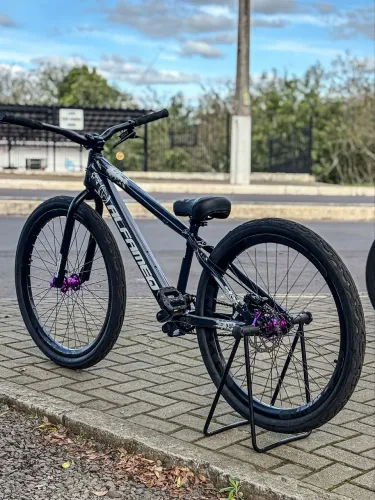 Bicicleta aro 26 Alfameq Fúria, Cubo Barulhento Tanke, Freio Hidráulico, Guidão voador