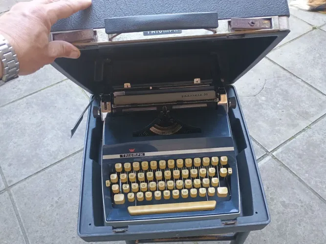 Máquina de escrever triumph