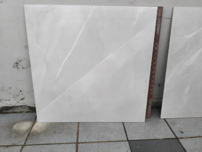 Porcelanato Acetinado 74x74 - 8 Peças - R$ 90